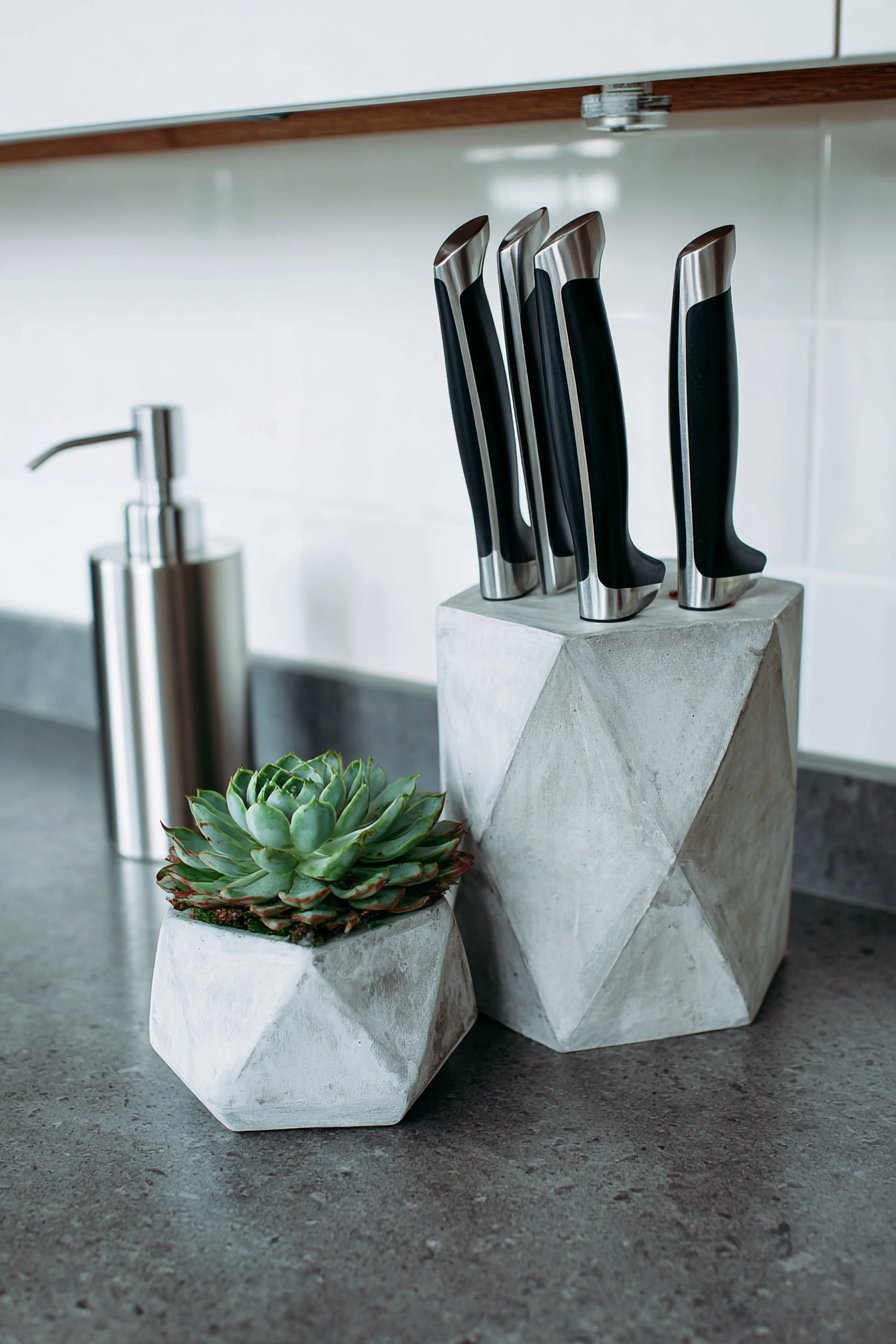 Minimalist Essential-Only Counter