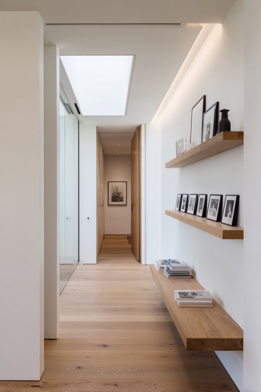 Continuous Ash Ledge for Family Photos